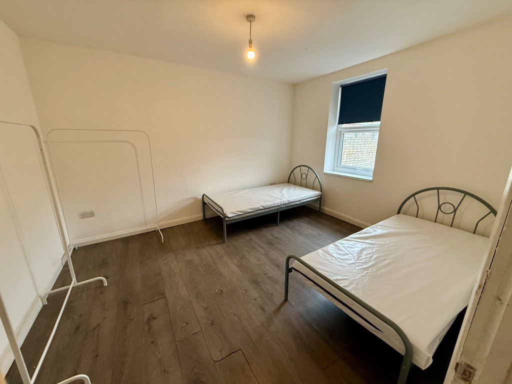 Lot: 143 - FOUR-BEDROOM MAISONETTE IN TOWN CENTRE - Bedroom four